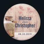 Rustikale Milch kann Hochzeitstag eines Landes Magnet<br><div class="desc">Gedenkfeier / speichern Sie den Datums-Magneten mit Ihren personalisierten Namen und Hochzeitstag. Entworfen mit einem rustikalen Thema Land. Eine alte rostende Milch kann mit Weizen und verblassten roten Blume im Hintergrund Set vor einem schwachen Holzpaneel.</div>