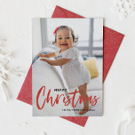 Rustikale moderne Calligrafie Roter Frohe Weihnach Feiertagskarte<br><div class="desc">Frohe Weihnachten! Senden Sie feierliche Grüße in dieser Urlaubssaison mit dieser anpassbaren Weihnachts-Foto-Flachkarte. Es zeichnet sich durch rustikale moderne Kalligraphie mit festlichem Urlaubsmuster aus. Personalisieren Sie diese,  indem Sie ein Foto,  Namen,  Jahr und andere Details hinzufügen. Diese moderne Kalligraphie Foto Weihnachtsflachkarte ist in anderen Karton erhältlich.</div>