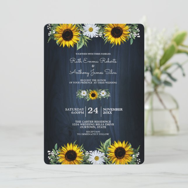 Rustikale Navy Blue Sunflower|Daisy Wedding Einladung (Stehend Vorderseite)