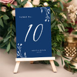 Rustikale Navy Blue Wildblumen Boho Wedding Tischnummer<br><div class="desc">Dieses elegante und dennoch rustikale Hochzeitsdesign besticht durch einen hübschen marineblauen Hintergrund mit handgezeichnet Wildblumen und eleganter Typografie. Das Design ist auf beiden Seiten gleich. Sehen Sie sich unsere Rustikale Wildblumen für die Koordination der Artikel an.</div>