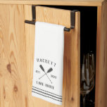 Rustikale Oars Personalisiertes Seehaus Geschirrtuch<br><div class="desc">Mit diesem niedlichen,  personalisierten Handtuch mit Familienname oder Hausnamen und Jahr etabliert,  mit einem Paar Ruder,  können Sie Ihre Hausküche individuell gestalten.</div>