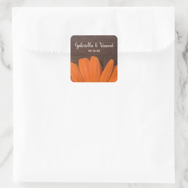 Rustikale Orange Daisy und Barnholz Country Weddin Quadratischer Aufkleber (Tasche)