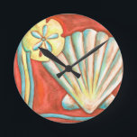 Rustikale orange Seashells Runde Wanduhr<br><div class="desc">Breiten Sie auf dem warmen Sand aus und finden Sie die versteckten Schätze! Diese Malerei von Nancy Slocum nimmt das schöne Wasserleben gefangen, das an Land gefunden wird. Sie nimmt den schönen orange Seashell, einen orange Starfish und einen vibrierenden blauen Sanddollar gefangen. Erhalten Sie Ihre schöne Ozeankunst heute auf Ihrem...</div>