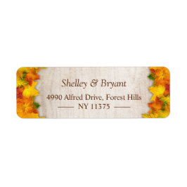 Rustikale Orangenapel-Blätter im Herbst