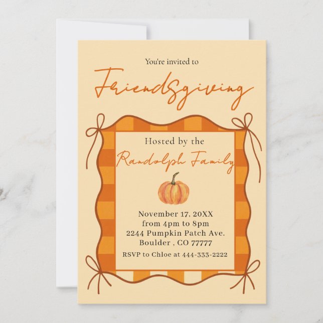 Rustikale Pastel Orange Gingham Friendsgiving Einladung (Vorderseite)