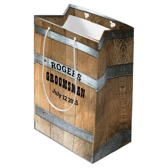 Rustikale Personalisiert Bachelor Party Mittlere Geschenktüte (Rückseite Schrägansicht)