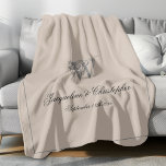 Rustikale Personalisierte, frisch verheiratete Kee Fleecedecke<br><div class="desc">Rustikaler Chic warme Beige Personalisierte, frisch gezogene Keepake Monogram Fleece Blanket. Personalisiert warmes Beige und mit Monogramm Fleece Blanket. Stilvolle Schrift für den Monogramm Nachname Initial, die Namen der Braut und des Bräutigams und das Hochzeitdatum auf einem schlichten, eleganten, beigen Hintergrund. Das ideale Geschenk für frische Weds, eine gepflegte Erinnerung...</div>