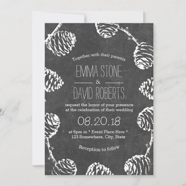 Rustikale Pine Cones Chalkboard Hochzeit Einladung (Vorderseite)