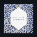 Rustikale portugiesische Tiles-Gastgeschenk Hochze Magnet<br><div class="desc">Dieses Design zeichnet sich durch rustikale portugiesische Fliesenmuster aus. Der Hochzeitstext ist elegant gerahmt mit einer geometrischen Form in Weiß und Gold. Einzigartiges Design der Gastgeschenk Hochzeit Azulejo in Blau und Weiß mit modernen Elementen. Auch die passenden Hochzeitseinladungen und andere Schreibwaren sind verfügbar.</div>