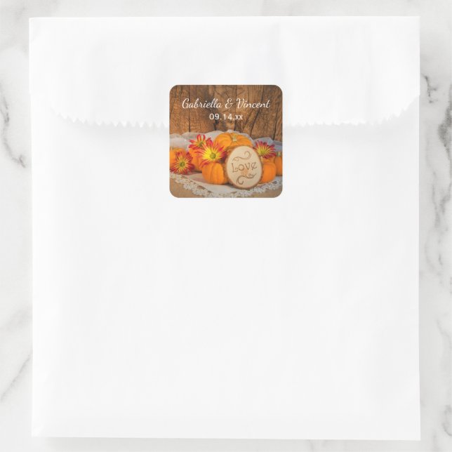 Rustikale Pumpkins Fall Barn Wedding Quadratischer Aufkleber (Tasche)