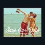 Rustikale Retro-Typografie Save the Date Postkarte<br><div class="desc">Rustikale Retro Typografie Save the Date Postcard Anpassbare Save the Date Postkarte mit rustikalem Retro-Skript. Ähnliche Gegenstände sind in meinen gefunden.</div>
