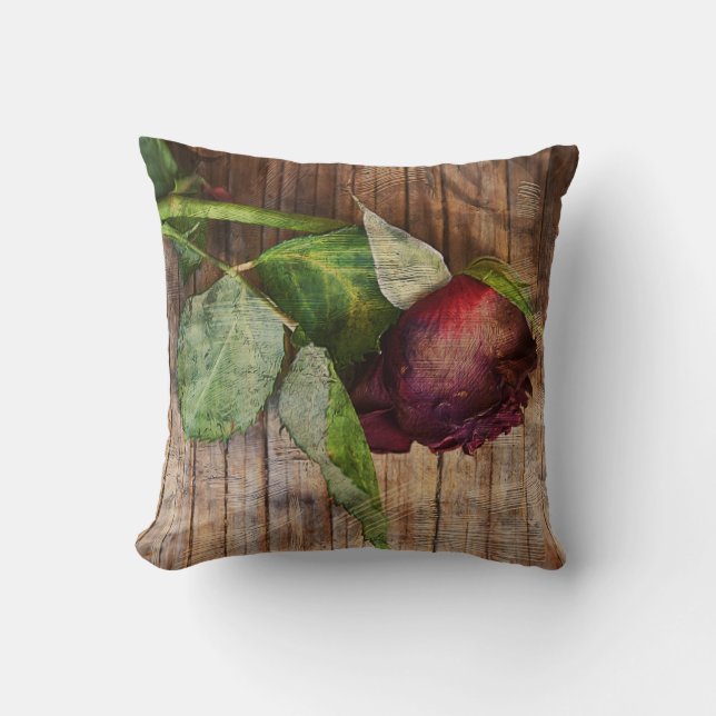 Rustikale rote strukturierte Grunge-Rose auf Holz Kissen (Vorderseite)