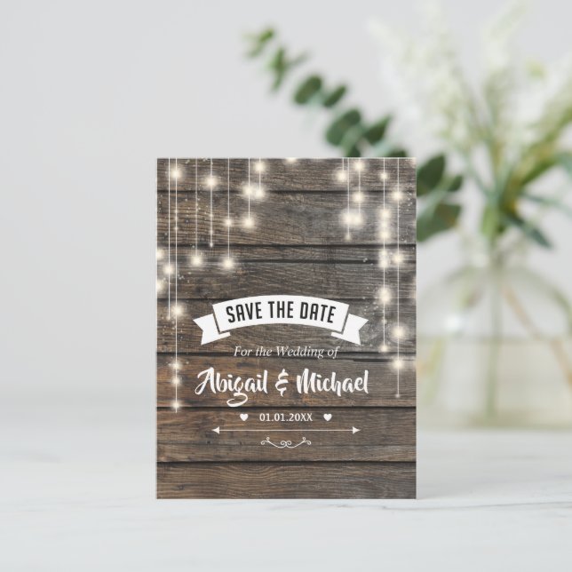 Rustikale Saitenleuchten Holz Save the Date Postka Ankündigungspostkarte (Stehend Vorderseite)