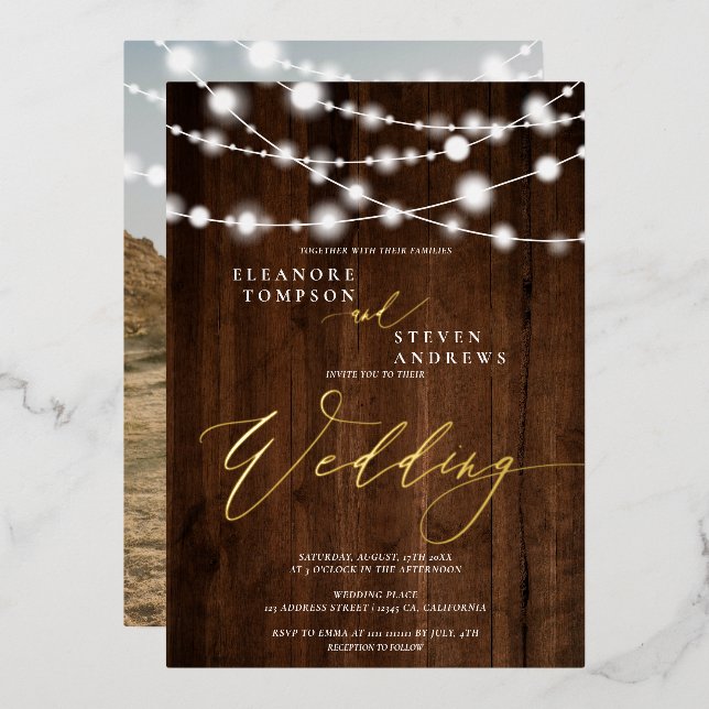 Rustikale Saitenlichter Braun-Holz Foto Hochzeit Folieneinladung (Vorderseite/Rückseite)
