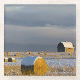 Rustikale Scheune und Heuballen nach frischem Schn Glasuntersetzer