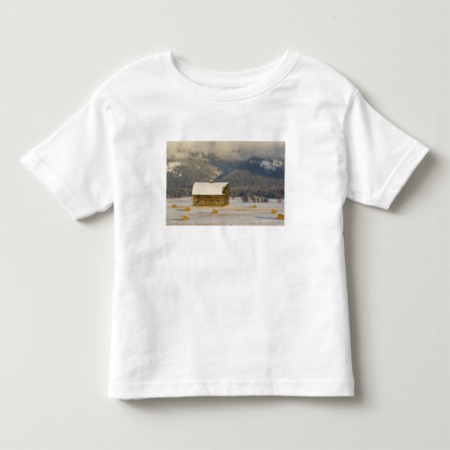 Rustikale Scheunen- und Heuballen nach einem Kleinkind T-shirt (Vorderseite)