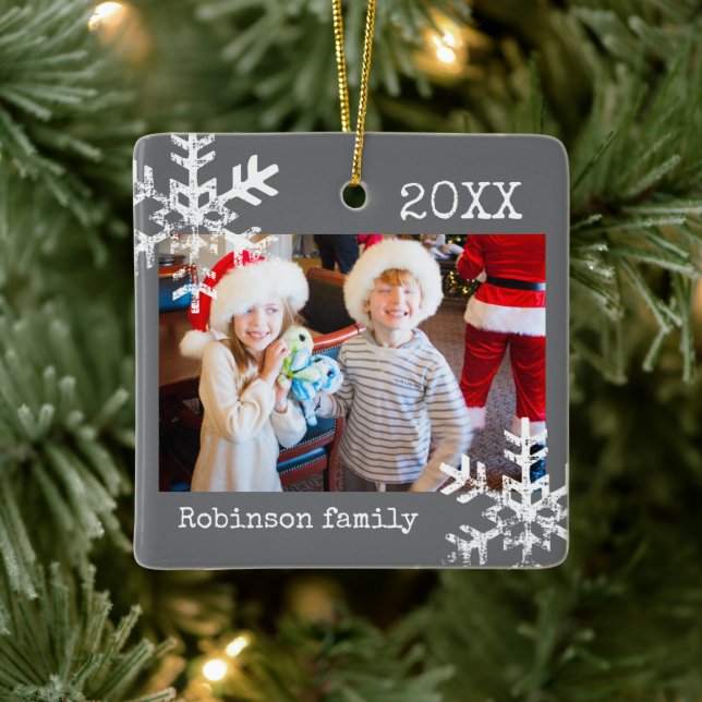 Rustikale Schneeflocken-Familie Dunkelgrau Keramikornament (Baum)