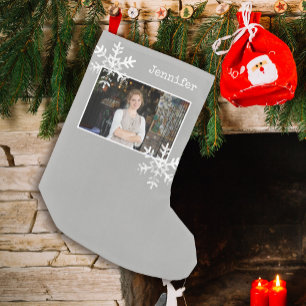 Rustikale Schneeflocken Graue Benutzerdefinierte F Kleiner Weihnachtsstrumpf