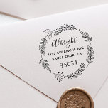 Rustikale Schreibadresse für Botanische Kleider Gummistempel<br><div class="desc">Dieses Design ist ausgezeichnet für jede Familie, die ein Mailing-Accessoire mit Persönlichkeit suchen! In dieser Briefmarke befindet sich ein Blumenkranz aus vielen handgezeichnet Zweigen mit Ihrem Familiennamen und Ihrer Rücksendeadresse im Inneren. Klicken Sie auf "Personalisieren Sie diese Vorlage" und geben Sie Ihre eigenen Daten ein, um Ihre Briefmarke auf dem...</div>