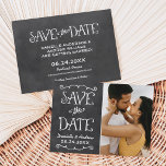 Rustikale Script Chalkboard Wedding Black Save The Date<br><div class="desc">Whimsikale und einzigartige zweiseitige Foto-Ankündigungskarte speichern die Daten mit einem rustikalen strukturierten Look Blackboard Hintergrund mit handgeschriebenen Stil Schriftart, die ein weißes Kreide Aussehen. Personalisieren Sie mit den Hochzeitsdetails und ein beliebtes Porträtformat Verlobung Foto.</div>
