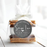 Rustikale S'more Liebe bevorzugen klassischen Rund Runder Aufkleber<br><div class="desc">Diese hübschen,  noch mehr Gunst-Aufkleber eignen sich perfekt für Babyduschfavoriten,  Brautparty-Favoriten,  Geburtstagspartys und Hochzeiten. Sehen Sie sich die gesamte Kollektion an,  um mehr passende Artikel zu finden!</div>