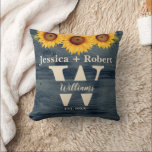Rustikale Sonnenblume Blaues Holz Personalisiert K Kissen<br><div class="desc">Bringen Sie eine Touch von rustikalem Charme und Wärme in Ihr Zuhause- oder Hochzeitsdekor mit diesem personalisierten Sonnenblumenkissen. Dieses gemütliche Akzent-Stück mit seinen marineblauen Imitaten, seinen fett gelben Sonnenblumen und den eigenen Paarbezeichnungen mit Monogramm- und Hochzeitsdatum eignet sich perfekt für Hochzeitsfeiern im Bauernhaus, Land oder Stall. Macht ein nachdenkliches Hochzeitsgeschenk,...</div>