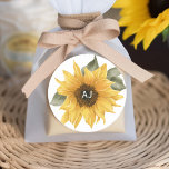 Rustikale Sonnenblume, Hochzeit im Herbst bevorzug Runder Aufkleber<br><div class="desc">Diese zauberhaften Sonnenblumenaufkleber sind die perfekte Touch für Ihre rustikalen Nuptials. Diese Aufkleber mit einem schönen Sonnenblumenmotiv verkörpern die Wärme und Lebensfreude der Sommer- und Herbstsaison. Jeder Aufkleber kann mit den Initialen der Braut und des Bräutigams personalisiert werden und Ihrem Hochzeitsgeschenk ein persönliches und persönliches Element hinzufügen. Ideal zum Abdichten...</div>