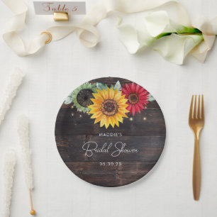 Rustikale Sonnenblumen auf Barnwood-Brautparty-Tel Pappteller