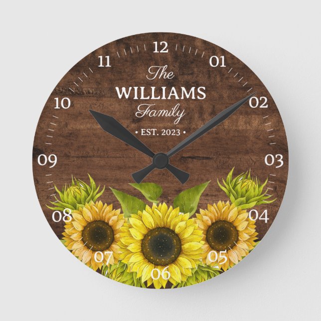Rustikale Sonnenblumen und Name der Holzfamilie Runde Wanduhr (Vorderseite)