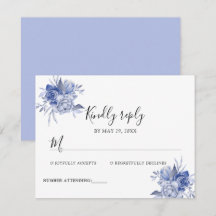 rustikale staubblaue Rosen und andere Blumen