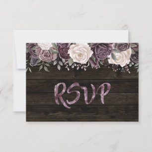 Rustikale, staubige Rosenblüten auf dunklem Holz RSVP Karte