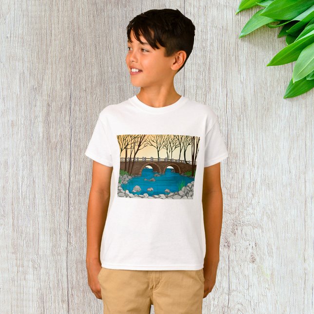 Rustikale Steinbrücke über die Naturlandschaft des T-Shirt (Von Creator hochgeladen)
