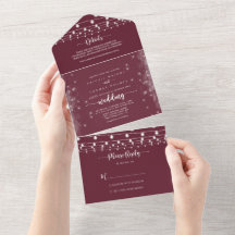 Rustikale String Lights Kalligrafie Burgundy Weddi