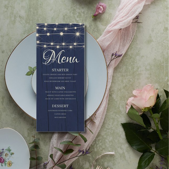 Rustikale String Lights Navy Blue Wood Wedding Menükarte (Von Creator hochgeladen)
