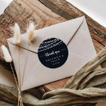 Rustikale String Lights Vielen Dank Gastgeschenk H Runder Aufkleber<br><div class="desc">Diese rustikalen Saitenleuchten bedanken sich bei der Gastgeschenk Hochzeit klassischer Rundaufkleber für eine moderne Hochzeit. Das Design zeichnet sich durch schöne handbemalte Saitenleuchten in dunkelblauem Hintergrund aus. Machen Sie den Aufkleber mit Ihren eigenen Namen, der Veranstaltung (falls zutreffend) und dem Datum versehen. Diese Aufkleber können einen Hochzeitsempfang, Brautparty oder jede...</div>