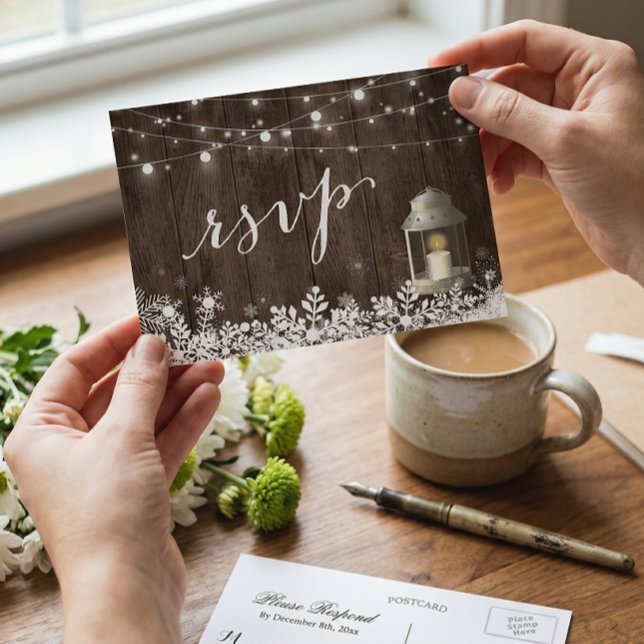 Rustikale Stringlampen Snowflakes Hochzeit RSVP Einladungspostkarte (Von Creator hochgeladen)