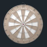 Rustikale Tan & White Personalisierte Familie etab Dartscheibe<br><div class="desc">Klassischer Dartboard mit modernem und elegantem rustikalem,  neutralem Farbschema mit personalisiertem Text auf der Oberseite und am Ende des Boards für den Familiennamen und das Familienjahr. Grosses rustikales Hochzeitsgeschenk für den Start einer Familie!</div>