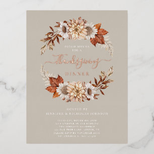 Rustikale Taupe-Herbstblumen-Thanksgiving-Dinner Folie Einladungspostkarte