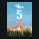 Rustikale Tischnummer für Hochzeiten<br><div class="desc">Rustikale Hochzeitssemble mit Tischnummer eines roten Berges mit Kiefernwald. Ideal für eine Herbst- oder Winterhochzeit.</div>