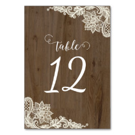 Rustikale Tischnummern aus Holz und Spitzen