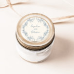 Rustikale Vintage Blumenzange Runder Aufkleber<br><div class="desc">Eleganter rustikaler Blumenstrauß-Hochzeitsaufkleber mit einem staubblauen Vintagen botanischen Kranzdesign.</div>