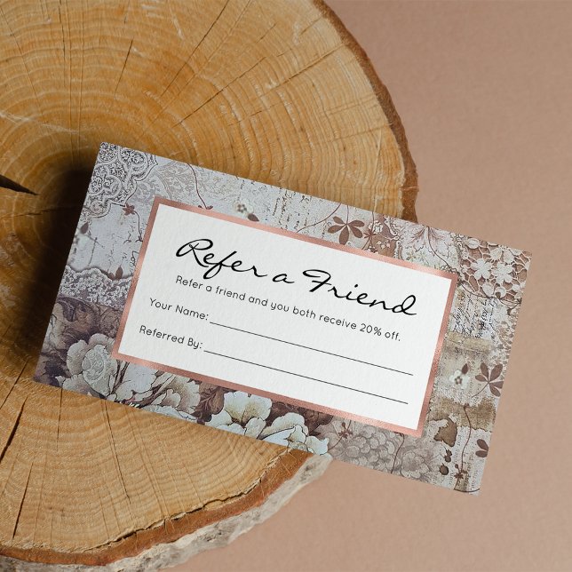 Rustikale Vintage Elfenbeinbraune Spitzen Blumenty Empfehlungskarte (Rustic vintage ivory brown lace floral typography )