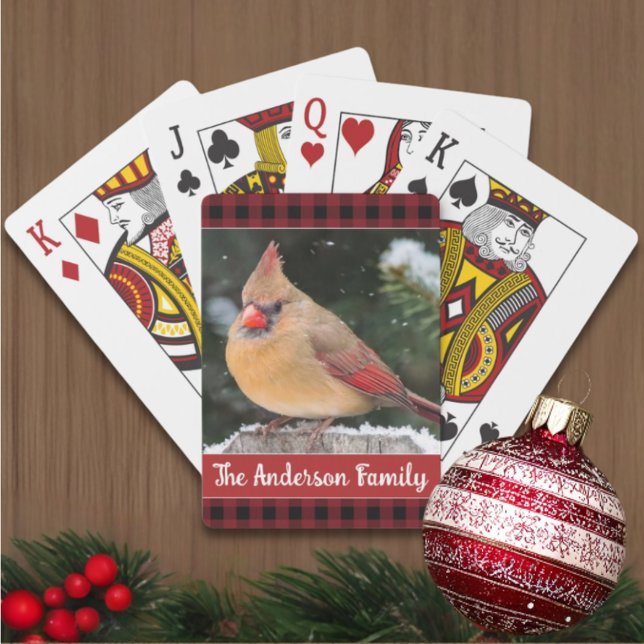 Rustikale Weihnachten Kariert Familienname Kardina Spielkarten (Playing cards are a fun stocking stuffer. This cardinal and custom text make them extra special.)