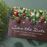 Rustikale Weihnachtsfeiern retten das Datum Ankündigungspostkarte<br><div class="desc">Rustikales Land Save the Date Hochzeitspostkarten mit dunklem Holzhintergrund,  festlichen Weihnachtsbaumästen,  Rot- und Golddekorationen,  Tinkellichtern und einer leicht zu personalisierenden Textvorlage.</div>