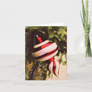 Rustikale Weihnachtsschmuck und Grün auf Zaun Karte