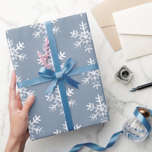 Rustikale weiße Schneeflocken Dusty Blue Geschenkpapier (Schenken)