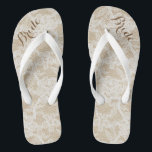 Rustikale weiße Spitze auf Brown-Hintergrund, Flip Flops<br><div class="desc">Diese drehen Reinfälle kennzeichnen einen Hintergrund der weißen Spitzes auf einem hellbraunen kundengerechten Text des Hintergrundes und des dunklen Brauns,  am Spitzenzehebereich um,  der liest: Braut.</div>