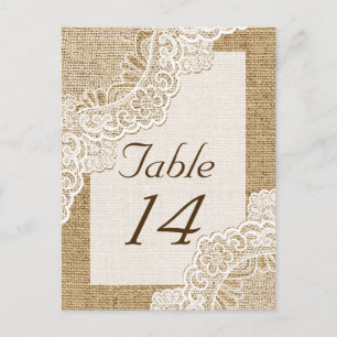 Rustikale weiße Spitze auf Jute-Hochzeitstischnumm Postkarte