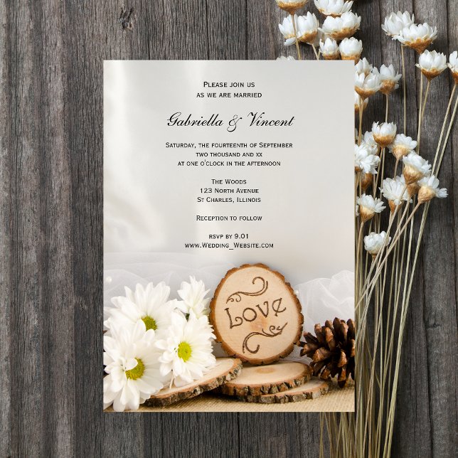 Rustikale White Daisies Woodland Wedding Einladung (Invite guests to your natural marriage with the woodsy White Daisies Woodland Wedding Invitation.)