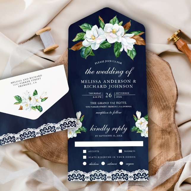 Rustikale White Magnolia Bloral Navy Blue Wedding All In One Einladung (Von Creator hochgeladen)
